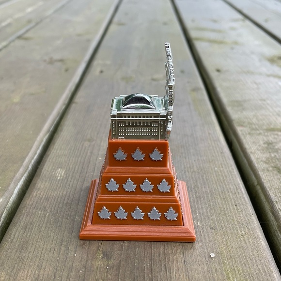 Vintage 2003 McDonald’s NHL’s Greatest Trophies Miniature Conn Smythe Trophy - Picture 8 of 13